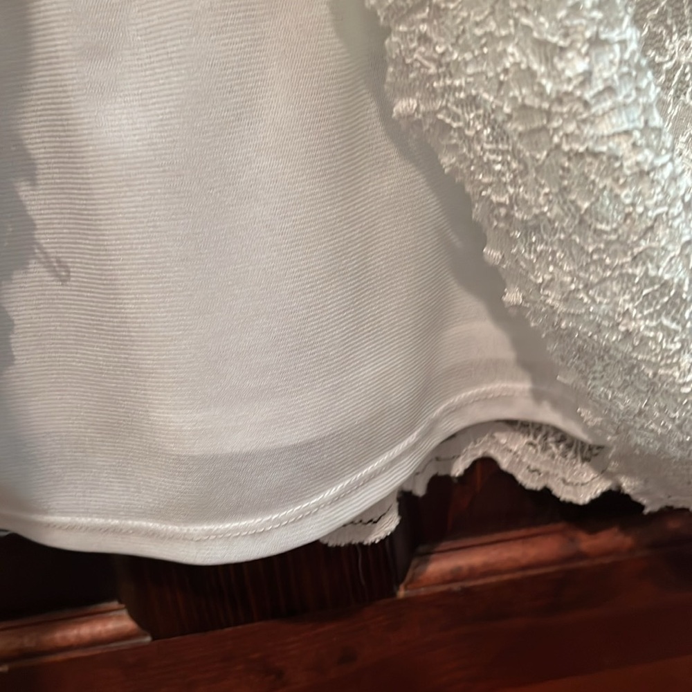 Tahari Embroidered shell with lining - Picture 4 of 4
